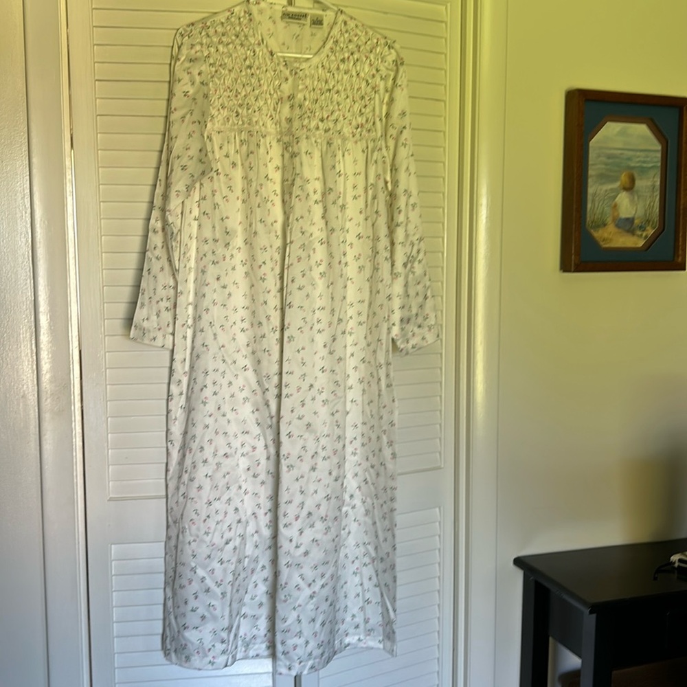 Women’s NWOT Kim Rogers Intimates long sleeves White pink floral Gown size med